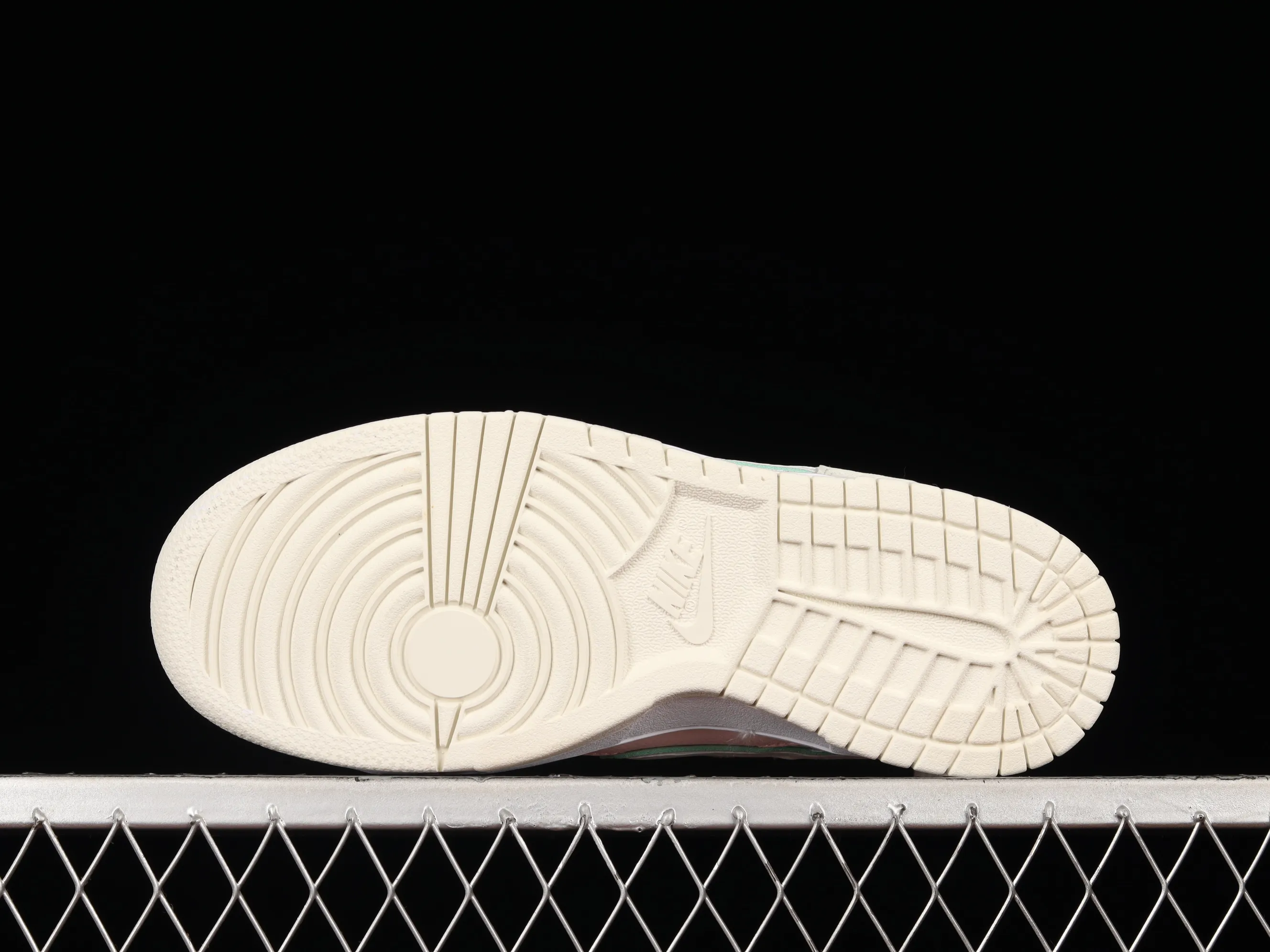 All categories Nk SB Dunk series Nk SB Dunk Low low-top skate shoes Nk Dunk Scrap stitching low-top skate shoes DM0802-001